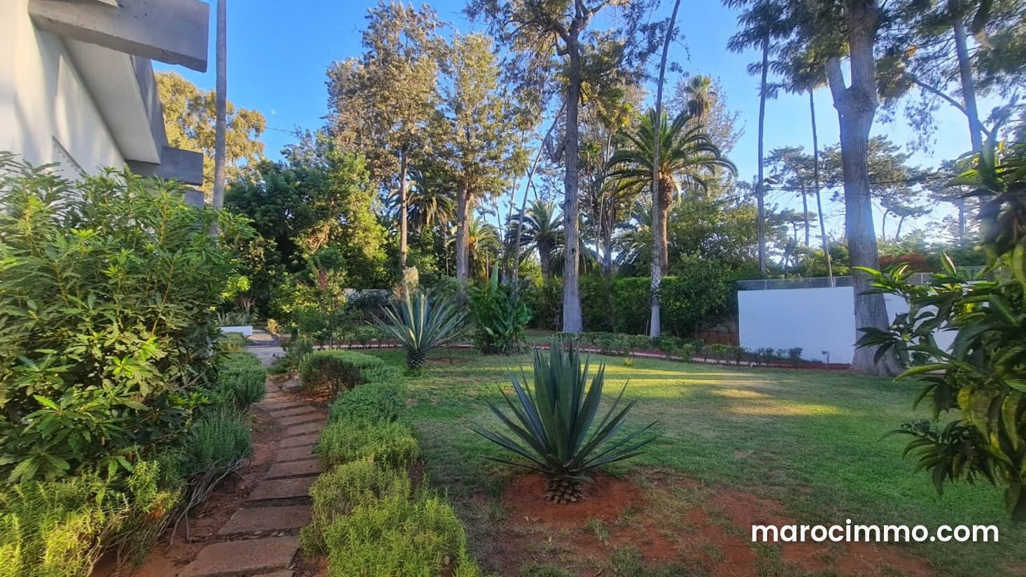 Villa plain, pied 2000 m² avec jardin, Souissi, Rabat — Rabat