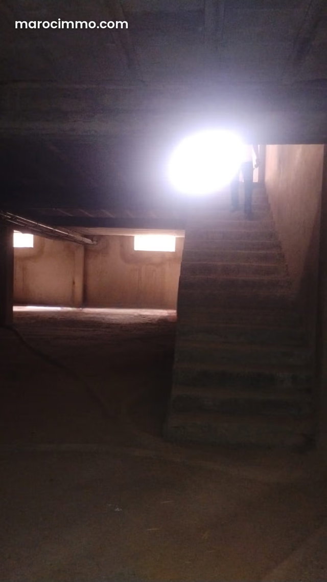 En location Grand magasin avec terrasse extérieure — 4