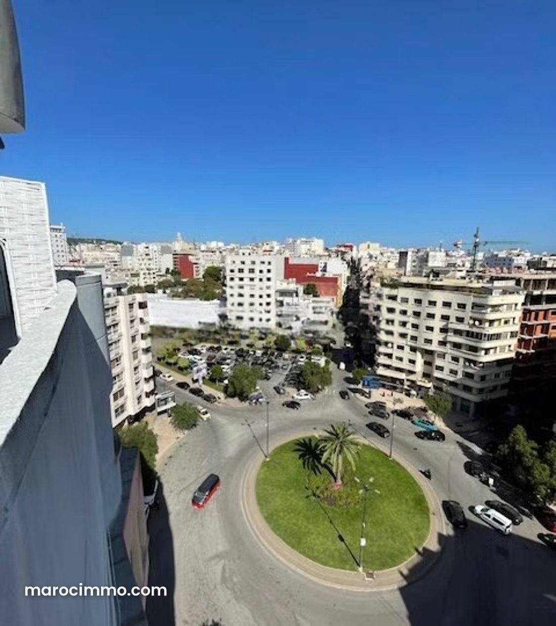 شقة رحبة مع شرفة للإيجار بحي الإداري طنجة — طنجة