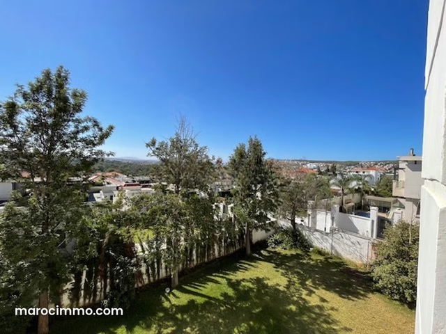 Magnifique duplex location avec terrasse et jardin situation la montagne — Tanger