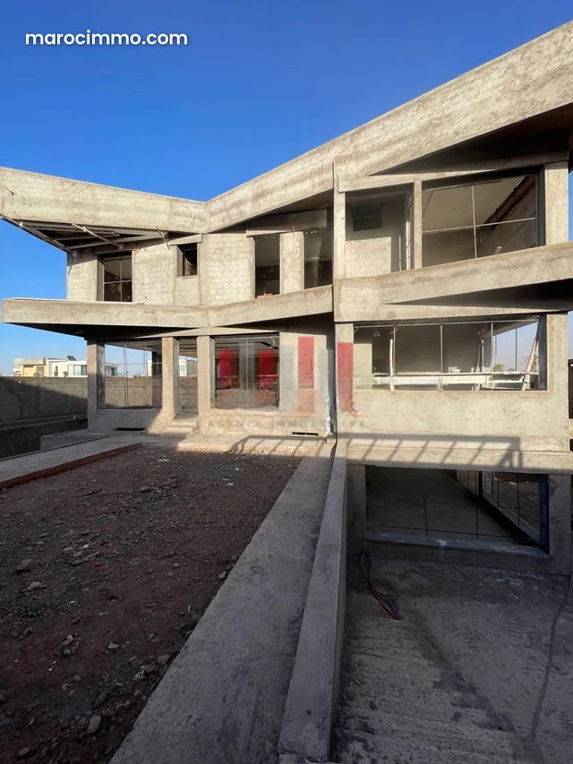 Villa semi construite a saisir — 2