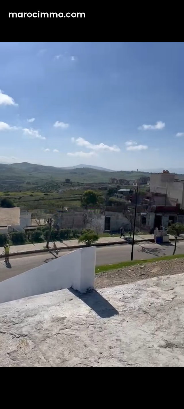 Beau terrain à deux façades à Aouama. Superficie 82 m² — 2