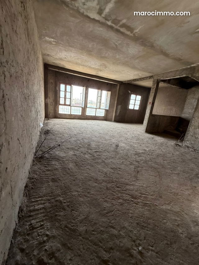 Local commercial à vendre à Les Oudayas. Surface totale 350 m² — Rabat