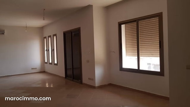 Commercial Building 876m2 Covered for Sale — 2