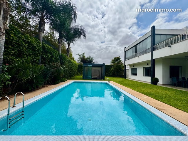 Villa contemporaine de 600 m2 / Terrain 1054 m2 — 2