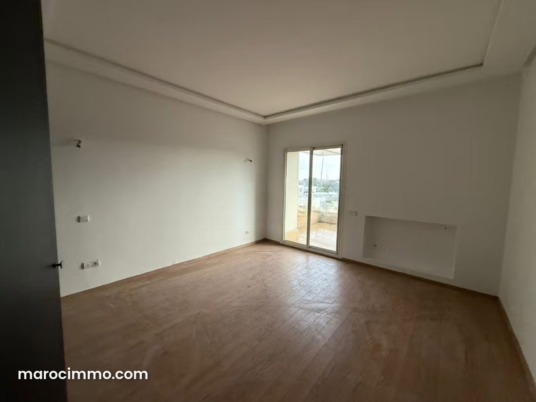 Villa 700 m² avec jardin et garage, El Menzeh — El Menzeh