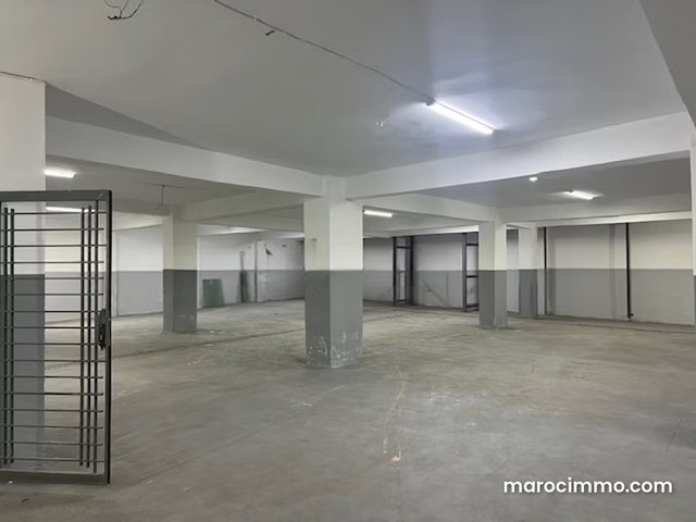 A LOUER Local commercial 1300m² quartier BURGER — 2