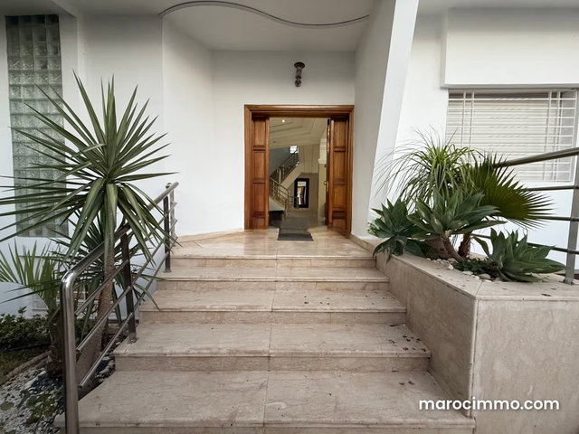 Magnifique villa à louer en Centre. 6 grandes pièces. Garage et terrasse — 3