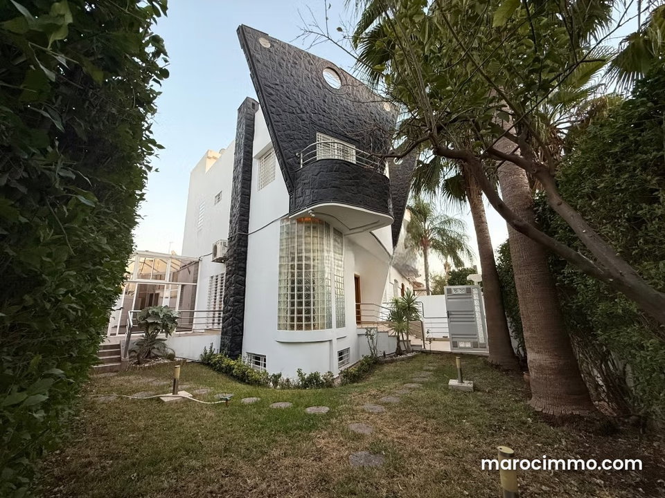 Magnifique villa à louer en Centre. 6 grandes pièces. Garage et terrasse