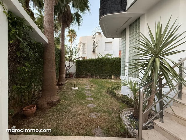 Magnifique villa à louer en Centre. 6 grandes pièces. Garage et terrasse — 2