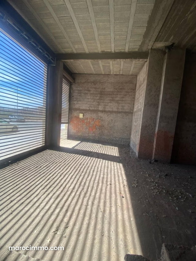 Vend local commercial à Route de Safi. Superficie 145 m². Double vitrage et porte blindée — 2