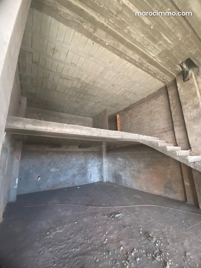 Vend local commercial à Route de Safi. Superficie 145 m². Double vitrage et porte blindée — 5