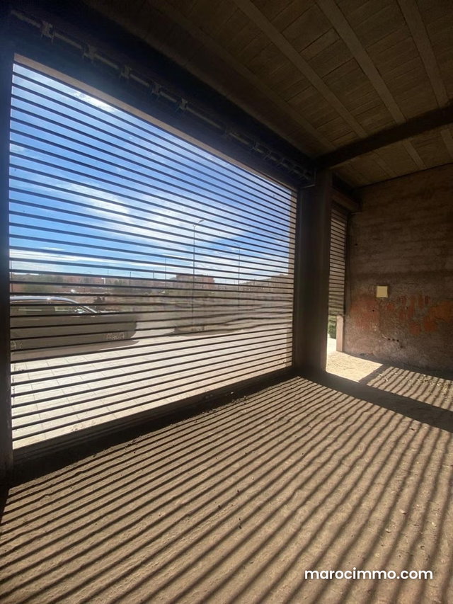 Vend local commercial à Route de Safi. Superficie 145 m². Double vitrage et porte blindée — 4