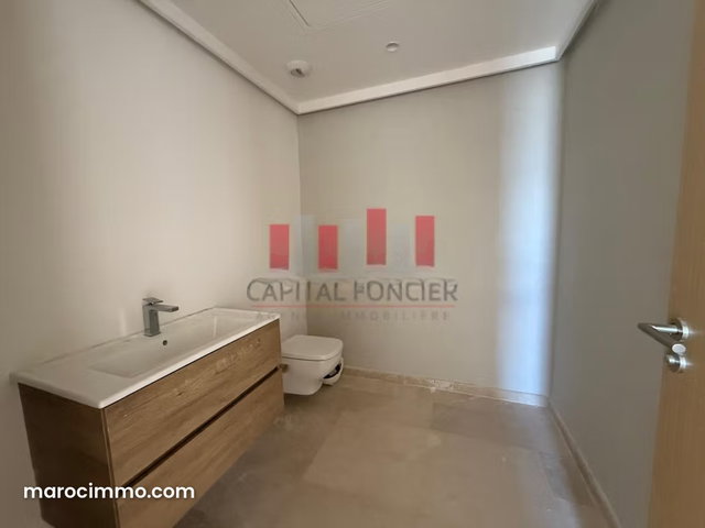Louez cet appartement à Casablanca Finance City. Superficie 134 m². Ascenseur et stationnement — 3