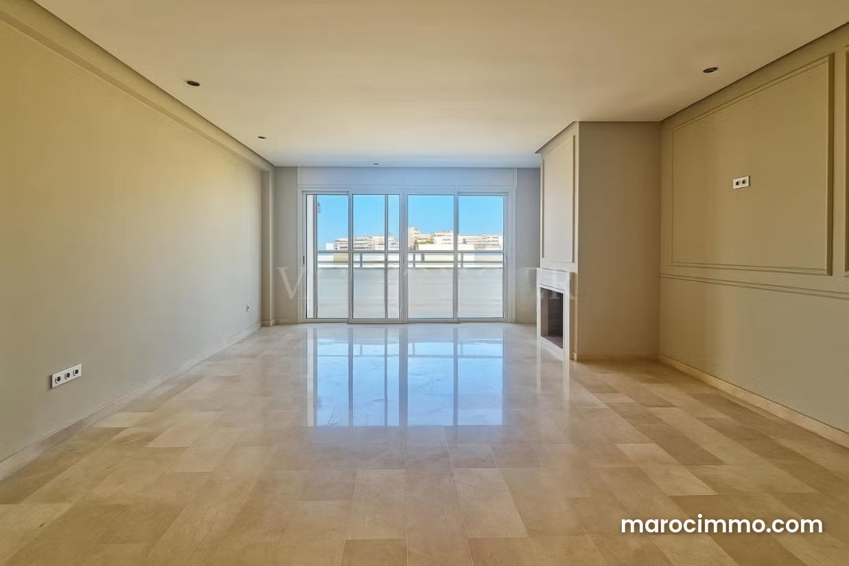 New 101 sqm Apartment with Terrace and Fireplace, Racine, Casablanca — Casablanca