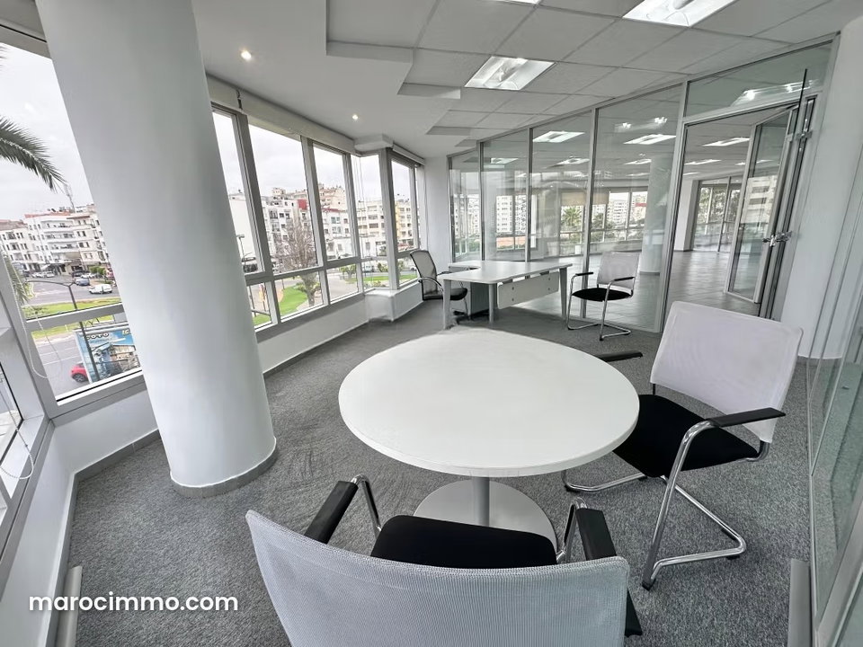 Offices for Rent in Moulay Youssef. 256 m² Space. Equipped Kitchen