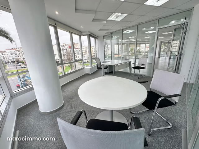 Bureaux en location à Moulay Youssef. Superficie 256 m². Cuisine équipée — Casablanca