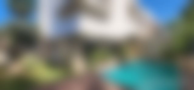 فيلا فاخرة بحوض سباحة وإطلالة بحرية في حي الألفة الدار البيضاء — الدار البيضاء