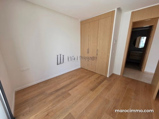 158m² 3-Bedroom Apartment – Empty – Terrace — 3