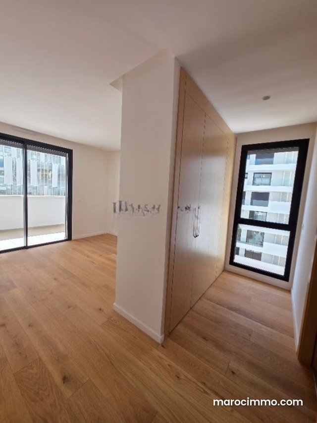 158m² 3-Bedroom Apartment – Empty – Terrace — 2
