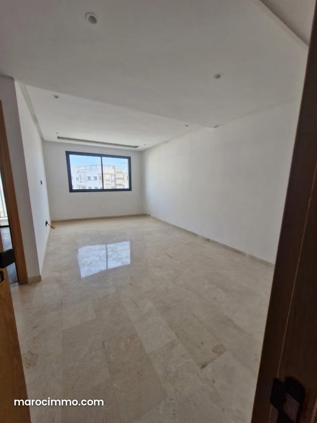 Bel appartement en location à Casablanca Finance City. Surface totale 130 m². Porte blindée et chauffage central — 2