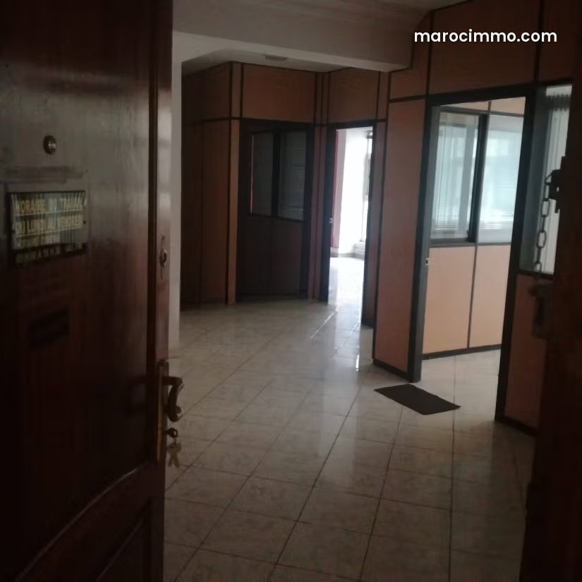 81 m² Office with Elevator and Parking in Roches Noires — Casablanca