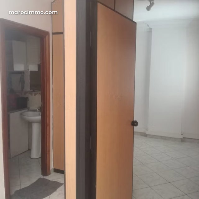 Plateau de Bureau à roche noir 81m² à louer — 2