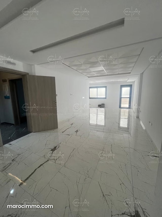 Bureaux en location en Centre. Superficie 100 m² — 3