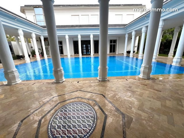 Splendide villa à vendre à Souissi. 5 chambres agréables. Places de parking et terrasse — 2