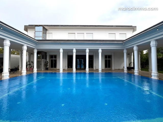Splendide villa à vendre à Souissi. 5 chambres agréables. Places de parking et terrasse — Rabat