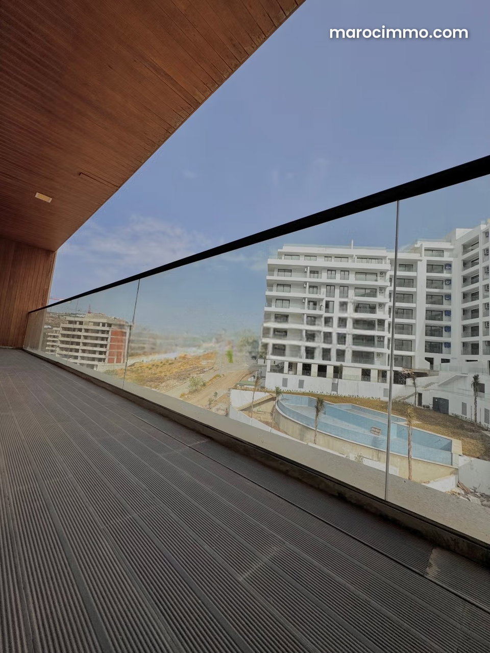 Appartement à vendre à Star Hill. Surface totale 130 m². Porte blindée et vue sur mer