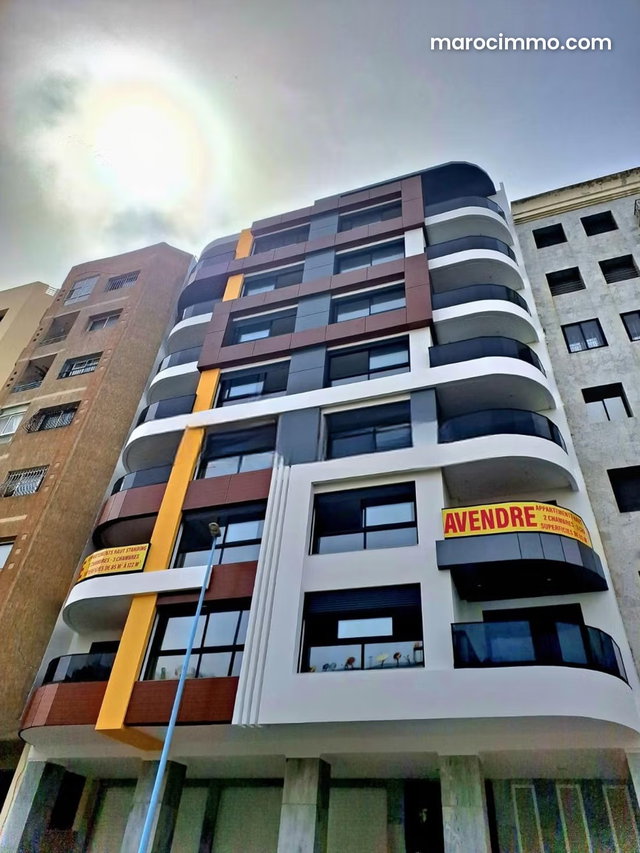 Local commercial à l'achat à Bourgogne Est. Superficie 72 m² — 3
