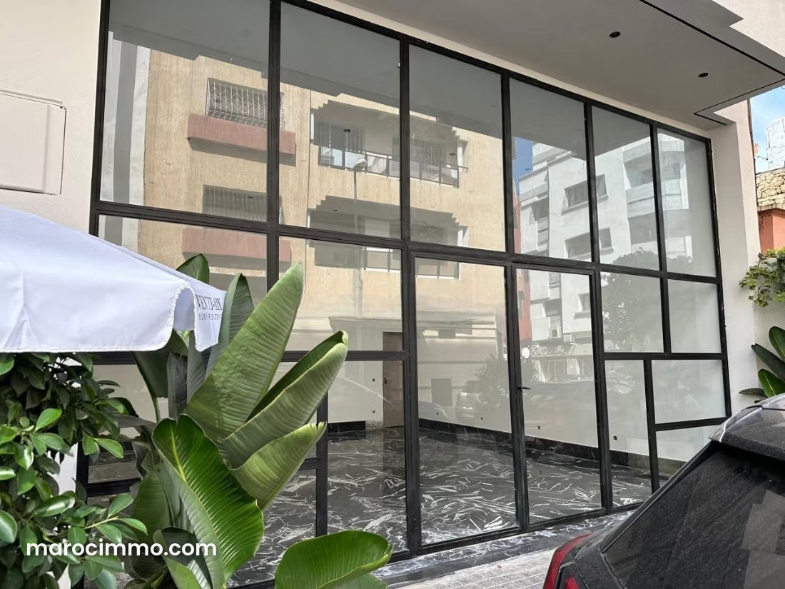 محل تجاري مجهز للكراء بحي بورغون في الدار البيضاء — الدار البيضاء