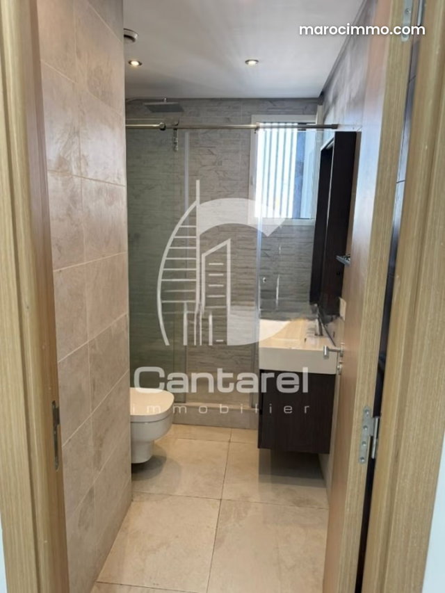 Beaux bureaux à louer à Casablanca Finance City. Superficie 81 m². Garage — 3