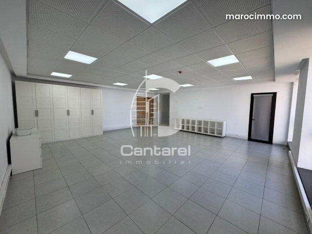 Beaux bureaux à louer à Casablanca Finance City. Superficie 81 m². Garage — 2