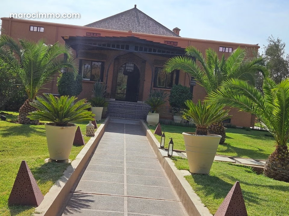 Vente d'un superbe riad à Route Amizmiz. Superficie 3160 m². Belle terrasse et jardin