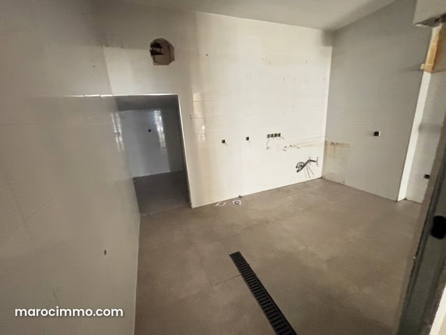Beau local commercial en location à Gauthier. Surface totale 80 m². Résidence avec concierge — 2