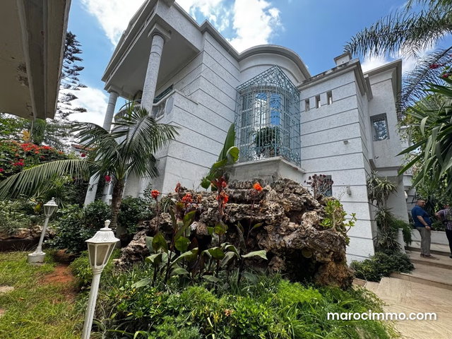 Villa à vendre à la Coline Mandarona. Superficie 585 m² — 2