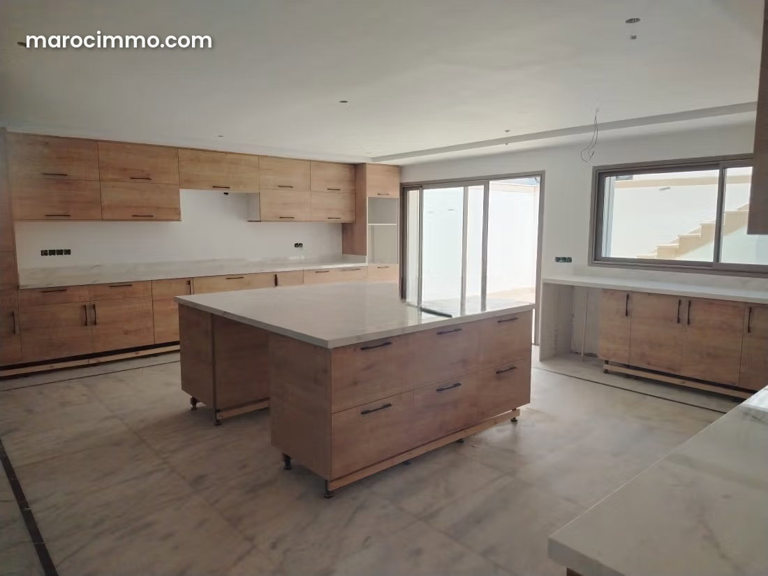 Villa 2000 m² avec piscine à louer, Souissi, Rabat — Rabat
