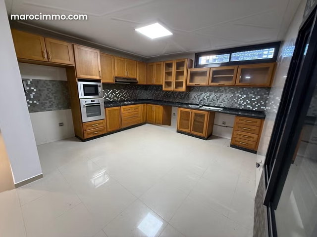 Villa en location à Souissi. 4 chambres agréables. Belle terrasse et jardin — 2