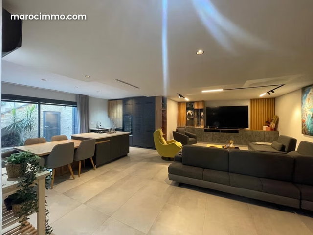Villa de haut standing à vendre à Ain Diab Extension. Superficie 280 m². Piscine et air conditionné — 3