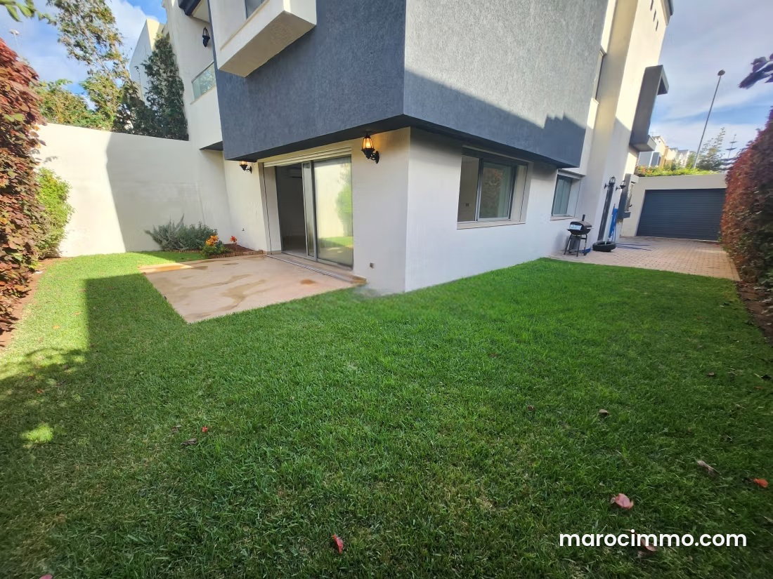 6-bedroom villa for rent in Dar Bouazza, 320 sqm over 3 levels — Dar Bouazza