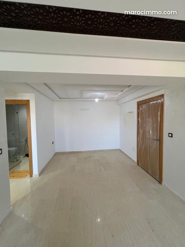 Vend appartement à Harhoura. 3 pièces. Ascenseur et terrasse — 4