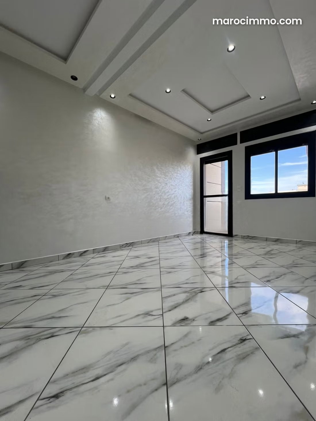 90 m² Office for Rent in Aouama Gharbia, Tangier, on the Main Avenue — Tangier