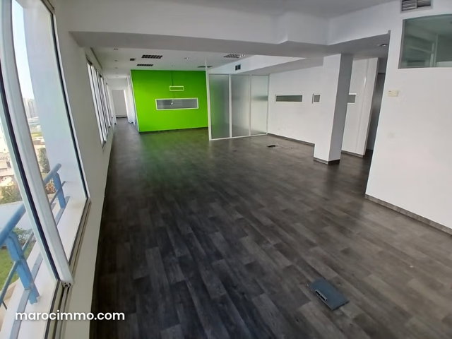 Bureaux en location à Les princesses. Surface de 170 m². Ascenseur et stationnement — 2