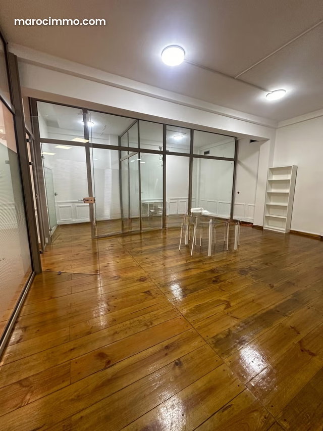 Local commercial à louer à Triangle d'Or. Surface de 480 m². Porte blindée, sécurité — 4