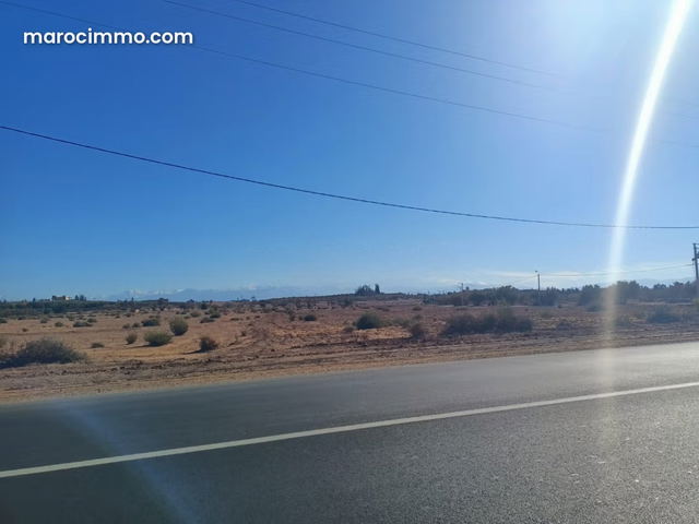 1 hectare sur le bord de la route principale route amezmiz — مراكش