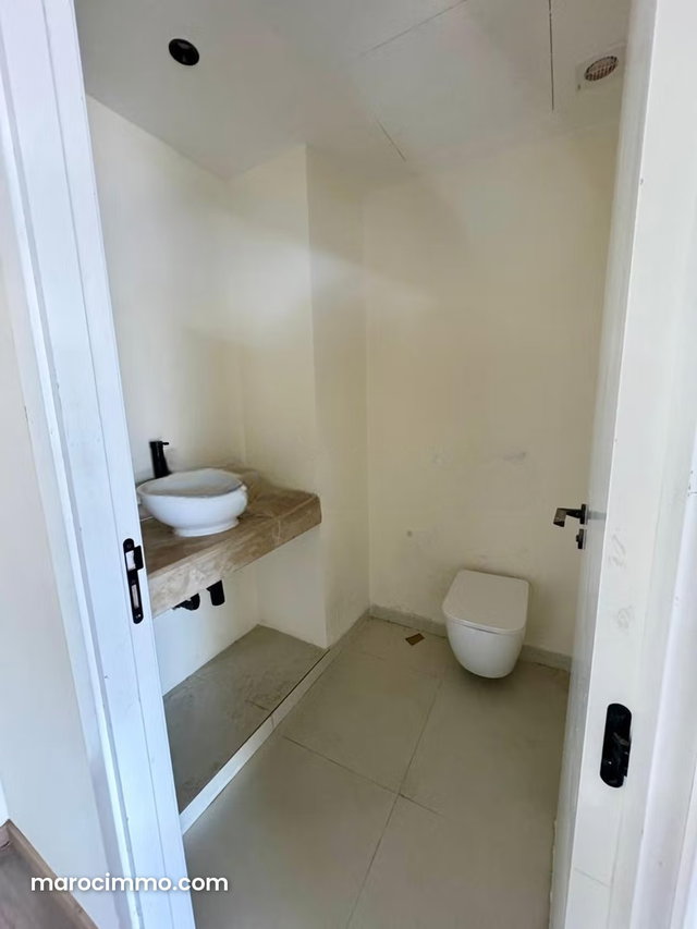 Office for Rent High Standing in CIL — 4