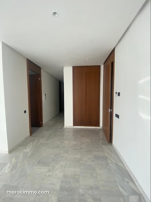 Magnificent Empty Apartment for Rent at CFC — 4