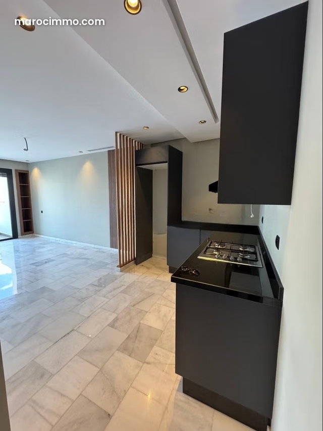 Joli studio neuf vide avec balcon sans vis a vis — 2